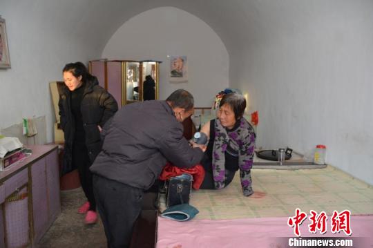 張瑞廷始終堅持“寧肯多跑十趟診斷清病，不可少去一趟延誤病情”的承諾，只要電話一響就出發(fā)，堅持24小時上門服務。　侯耀強 攝