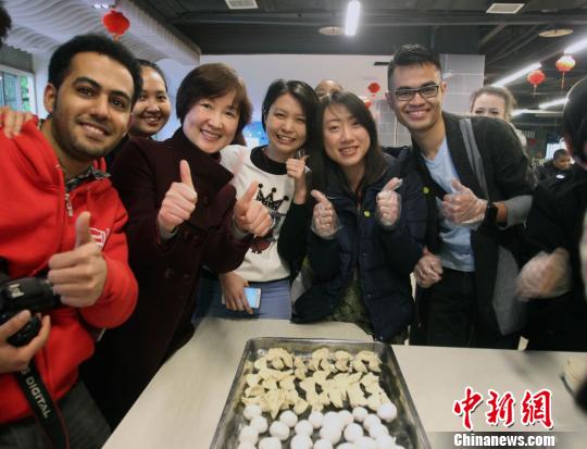 圖為重慶大學留學生包餃子和湯圓共慶元宵節?！＄娦?攝