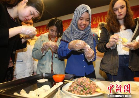 圖為重慶大學的26國留學生共慶元宵節?！＄娦?攝