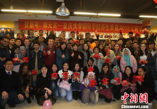 圖為重慶大學26個國家的留學生共慶元宵節?！＄娦?攝