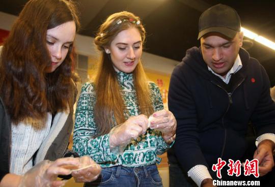 圖為重慶大學的留學生包餃子和湯圓共慶元宵節。　鐘欣 攝