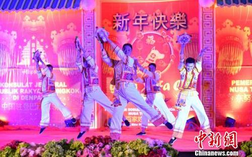 中國(guó)僑網(wǎng)由中國(guó)駐印尼登巴薩總領(lǐng)館與印尼東努省政府聯(lián)合舉辦的2018年新春慶祝晚會(huì)，25日晚在印尼東努省會(huì)古邦市政府禮堂舉行。中國(guó)云南省藝術(shù)團(tuán)與印尼東努省演員同臺(tái)獻(xiàn)藝，精彩演出贏得陣陣掌聲。　中國(guó)駐印尼登巴薩總領(lǐng)館 供圖
