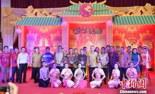圖為來(lái)賓與演員合影。　中國(guó)駐印尼登巴薩總領(lǐng)館 供圖 攝