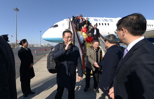 3月1日，來(lái)自福建的全國(guó)政協(xié)委員抵達(dá)北京，出席全國(guó)政協(xié)十三屆一次會(huì)議。本報(bào)記者齊波攝1