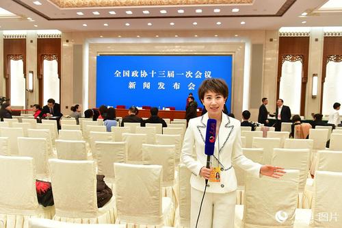 記者在全國政協十三屆一次會議新聞發布會現場采訪。人民網記者 于凱 攝