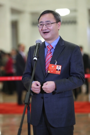 （9）全國(guó)政協(xié)委員接受采訪