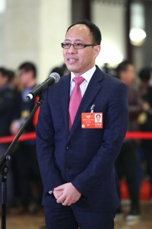 （13）全國政協委員接受采訪