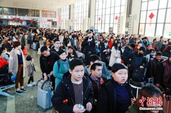 3月3日，正月十六，鄭州火車站迎來節后返程客流高峰。 周延民 攝