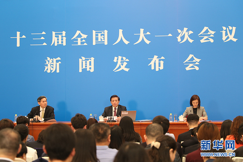 圖為大會發言人回答中外記者提問。新華網中國政府網 陳杰 攝 (2)