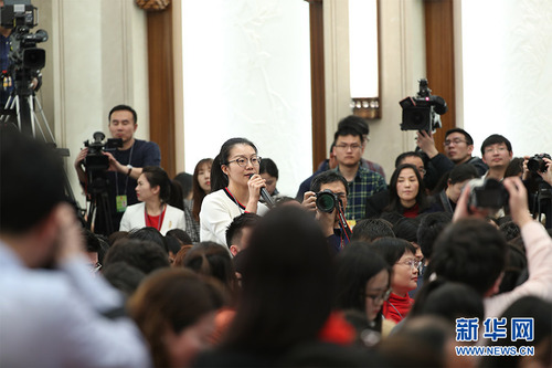 圖為中國日報記者提問。新華網中國政府網 翟子赫 攝