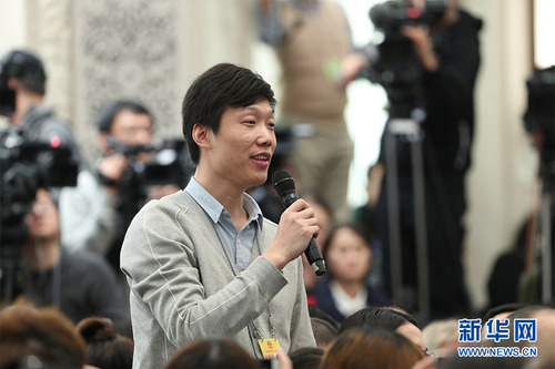圖為法制日報記者提問。新華網中國政府網 翟子赫 攝