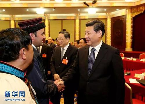 2014年3月4日，習(xí)近平看望出席全國(guó)政協(xié)十二屆二次會(huì)議的少數(shù)民族界委員，并參加聯(lián)組討論。新華社記者 丁林 攝