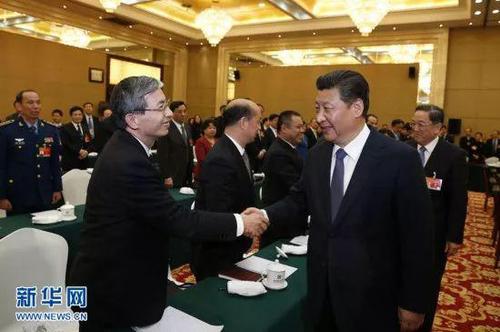 2015年3月4日，習(xí)近平看望出席全國(guó)政協(xié)十二屆三次會(huì)議的民革、臺(tái)盟、臺(tái)聯(lián)委員，聽(tīng)取委員們的意見(jiàn)和建議，并發(fā)表重要講話。 新華社記者 鞠鵬 攝
