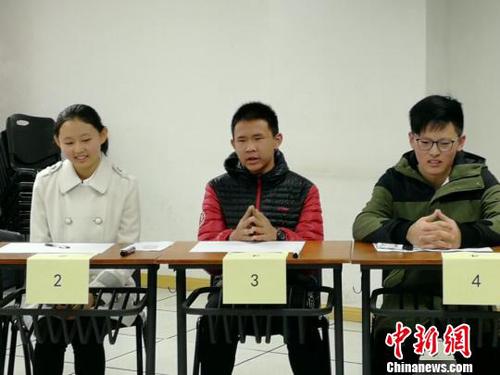 圖為面試現場?！⊙辔?攝