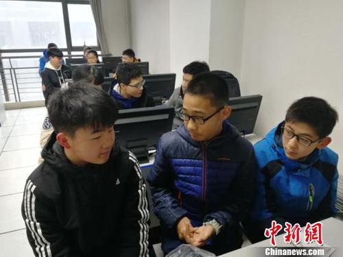 圖為綜合素質測試計算機測試中，考生考前準備。　燕武 攝