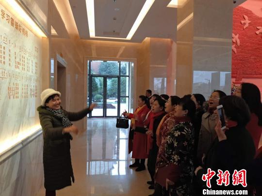 退休教師陳桃英和近20名好友自發(fā)唱起了《學(xué)習(xí)雷鋒好榜樣》。　王昊昊 攝
