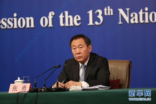 十三屆全國(guó)人大一次會(huì)議新聞中心3月6日上午10時(shí)在梅地亞中心多功能廳舉行記者會(huì)，邀請(qǐng)國(guó)家發(fā)展和改革委員會(huì)主任何立峰、副主任張勇、副主任寧吉喆就“創(chuàng)新和完善宏觀調(diào)控，推動(dòng)高質(zhì)量發(fā)展”相關(guān)問(wèn)題回答中外記者提問(wèn)。圖為國(guó)家發(fā)展和改革委員會(huì)副主任張勇。 新華網(wǎng)中國(guó)政府網(wǎng) 陳杰 攝