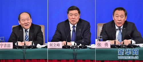 3月6日，十三屆全國人大一次會議新聞中心舉行記者會，邀請國家發展和改革委員會主任何立峰（中）、副主任張勇（右）、副主任寧吉喆（左）就“創新和完善宏觀調控，推動高質量發展”相關問題回答中外記者提問（拼版照片）。