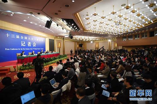 3月6日，十三屆全國(guó)人大一次會(huì)議新聞中心舉行記者會(huì)，邀請(qǐng)國(guó)家發(fā)展和改革委員會(huì)主任何立峰、副主任張勇、副主任寧吉喆就“創(chuàng)新和完善宏觀調(diào)控，推動(dòng)高質(zhì)量發(fā)展”相關(guān)問(wèn)題回答中外記者提問(wèn)。4