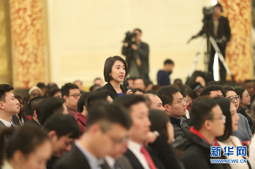 圖為新華社記者提問。新華網中國政府網 翟子赫 攝