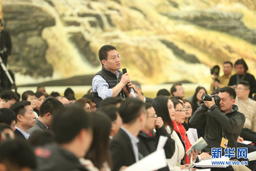圖為香港文匯報、大公報記者提問。新華網中國政府網 翟子赫 攝