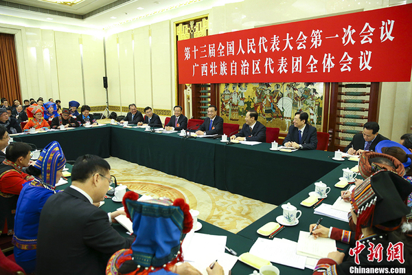 3月6日上午，中共中央政治局常委、國(guó)務(wù)院總理李克強(qiáng)來(lái)到他所在的十三屆全國(guó)人大一次會(huì)議廣西代表團(tuán)，參加審議政府工作報(bào)告。 3