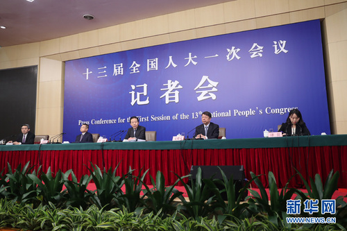 十三屆全國人大一次會議新聞中心于3月7日上午在梅地亞中心多功能廳舉行記者會，邀請財政部部長肖捷，副部長史耀斌、胡靜林就“財稅改革和財政工作”相關問題回答中外記者提問。圖為記者會現場。新華網 中國政府網 翟子赫攝