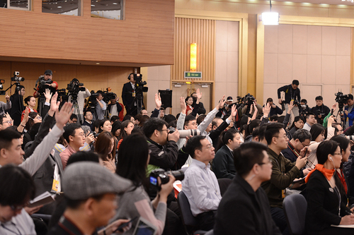 記者會現場記者們積極舉手爭取提問機會。人民網記者 張啟川 攝