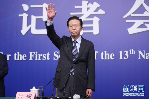 十三屆全國人大一次會議新聞中心于3月7日上午在梅地亞中心多功能廳舉行記者會，邀請財政部部長肖捷，副部長史耀斌、胡靜林就“財稅改革和財政工作”相關問題回答中外記者提問。圖為財政部部長肖捷向記者舉手示意。