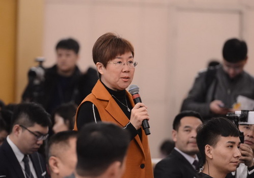 香港商報記者提問。人民網記者 張啟川 攝