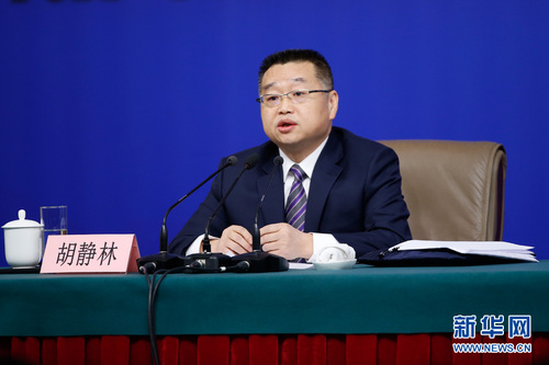 十三屆全國人大一次會議新聞中心于3月7日上午在梅地亞中心多功能廳舉行記者會，邀請財政部部長肖捷，副部長史耀斌、胡靜林就“財稅改革和財政工作”相關問題回答中外記者提問。圖為財政部副部長胡靜林回答記者提問。新華網 中國政府網 陳杰 攝