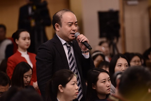 日本經濟新聞記者提問。人民網記者 張啟川 攝