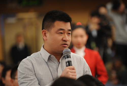 每日經(jīng)濟新聞記者提問。人民網(wǎng)記者 郝勇 攝
