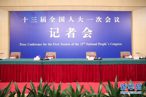 十三屆全國人大一次會議新聞中心于3月7日在梅地亞中心多功能廳舉行記者會，邀請農(nóng)業(yè)部部長韓長賦，農(nóng)業(yè)部新聞發(fā)言人、辦公廳主任潘顯政就“實施鄉(xiāng)村振興戰(zhàn)略 推動農(nóng)業(yè)轉(zhuǎn)型升級”的相關問題回答中外記者的提問。圖為記者會現(xiàn)場。新華網(wǎng) 中國政府網(wǎng) 翟子赫 攝