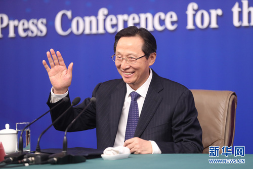 十三屆全國人大一次會議新聞中心于3月7日在梅地亞中心多功能廳舉行記者會，邀請農業部部長韓長賦，農業部新聞發言人、辦公廳主任潘顯政就“實施鄉村振興戰略 推動農業轉型升級”的相關問題回答中外記者的提問。圖為農業部部長韓長賦向記者舉手示意。新華網 中國政府網 陳杰 攝