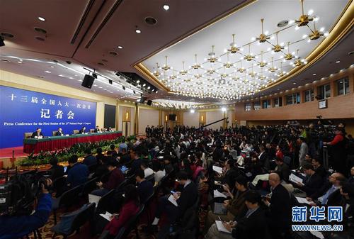 3月7日，十三屆全國人大一次會議新聞中心舉行記者會，邀請財政部部長肖捷，副部長史耀斌、胡靜林就“財稅改革和財政工作”相關(guān)問題回答中外記者提問。新華社記者 申宏 攝