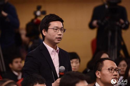 湖北廣播電視臺記者提問 人民網記者 張啟川 攝