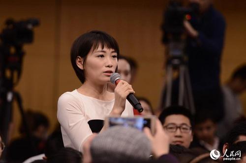 中央電視臺記者提問 人民網記者 張啟川 攝