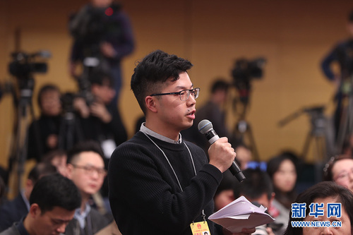 圖為南方都市報記者提問。新華網 中國政府網 曲植 攝