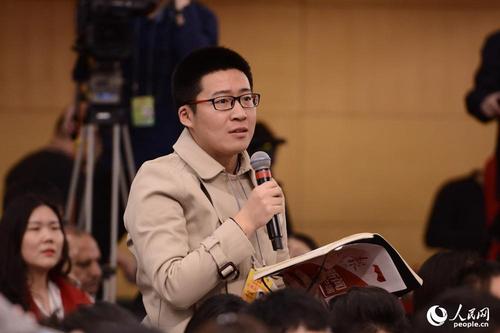 經濟日報記者提問 人民網記者 張啟川 攝