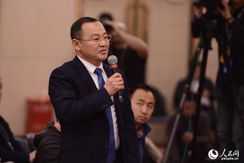 美國全美電視臺記者提問 人民網(wǎng)記者 張啟川 攝