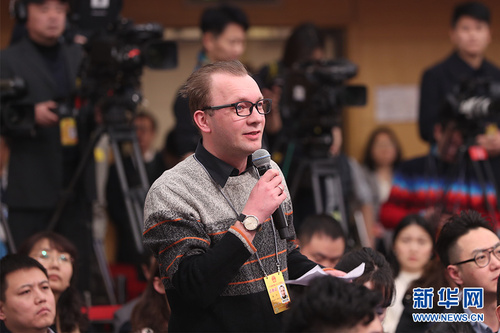 圖為中俄頭條記者提問。新華網 中國政府網 曲植 攝