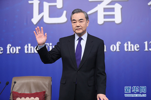 十三屆全國人大一次會議新聞中心于3月8日上午10時在梅地亞中心多功能廳舉行記者會，邀請外交部部長王毅就“中國外交政策和對外關系”回答中外記者提問。圖為王毅向記者示意。新華網 中國政府網陳杰 攝