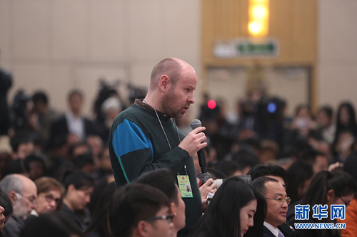 圖為路透社記者提問。新華網 中國政府網陳杰 攝
