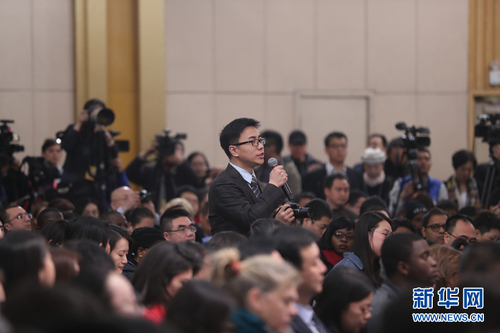 圖為人民日報(bào)記者在現(xiàn)場提問
