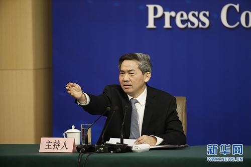 十三屆全國人大一次會議新聞中心于3月8日上午10時在梅地亞中心多功能廳舉行記者會，邀請外交部部長王毅就“中國外交政策和對外關系”回答中外記者提問。圖為記者會主持人何紹仁。新華網 中國政府網陳杰 攝
