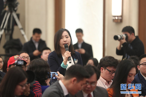 圖為人民日報記者提問。新華網 中國政府網 翟子赫 攝