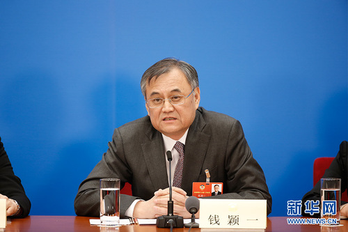 圖為全國(guó)工商聯(lián)副主席、清華大學(xué)經(jīng)濟(jì)管理學(xué)院院長(zhǎng)錢穎一。新華網(wǎng) 中國(guó)政府網(wǎng) 陳杰 攝