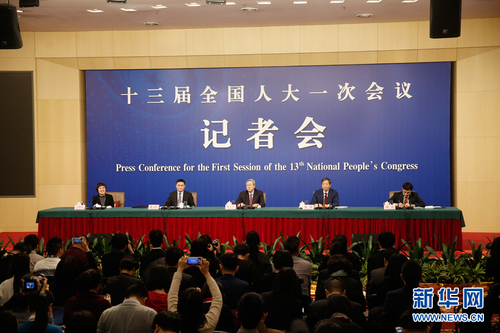 十三屆全國人大一次會議新聞中心3月9日在梅地亞中心多功能廳舉行記者會，邀請中國人民銀行行長周小川，副行長易綱，副行長、國家外匯管理局局長潘功勝就“金融改革與發展”相關問題回答中外記者提問。記者會現場。新華網 中國政府網 陳杰 攝