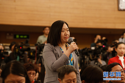 十三屆全國人大一次會議新聞中心3月9日在梅地亞中心多功能廳舉行記者會，邀請中國人民銀行行長周小川，副行長易綱，副行長、國家外匯管理局局長潘功勝就“金融改革與發展”相關問題回答中外記者提問。圖為金融時報記者提問。新華網 中國政府網 王健 攝